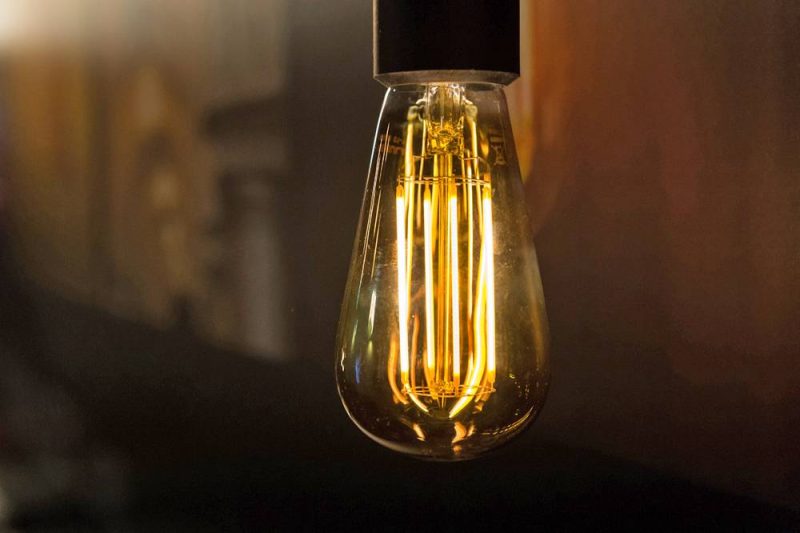 ST64 LED filamentlamp E27 6W dimbaar warm wit goudkleurig